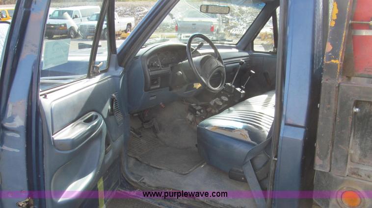 image for item E3645 1995 Ford F350 XL flatbed truck