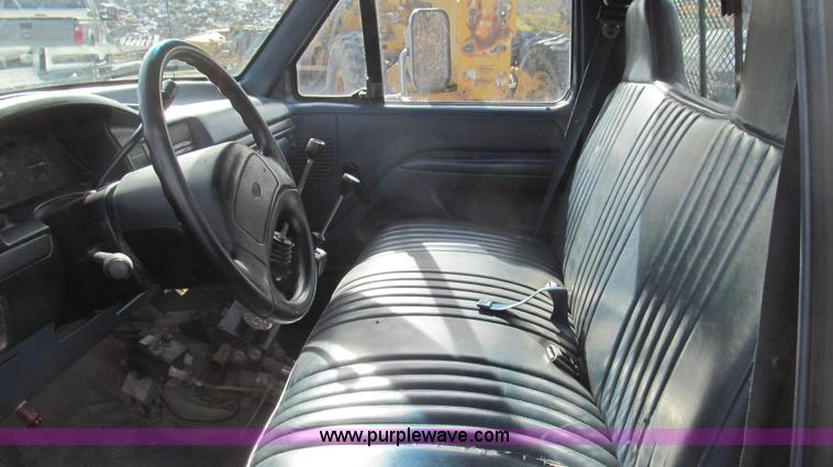 image for item E3645 1995 Ford F350 XL flatbed truck