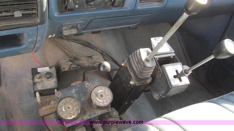 image for item E3645 1995 Ford F350 XL flatbed truck