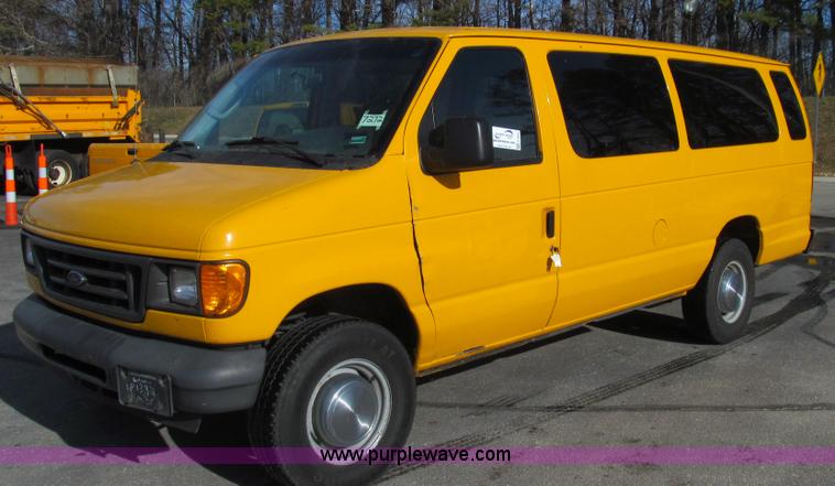image for item E3647 2005 Ford E350 van