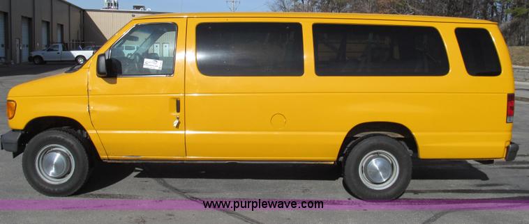 image for item E3647 2005 Ford E350 van
