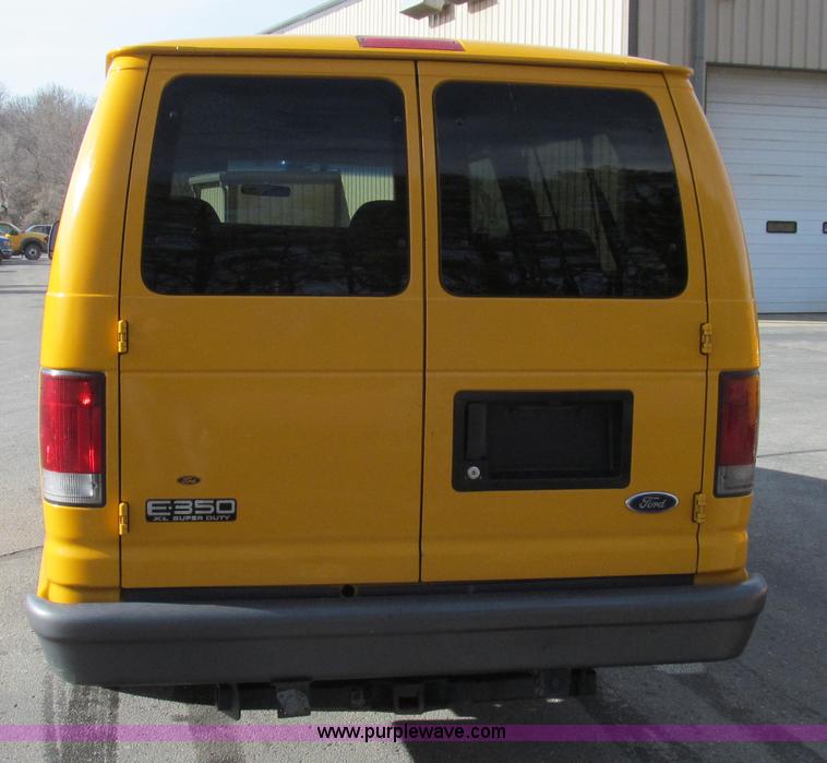 image for item E3647 2005 Ford E350 van
