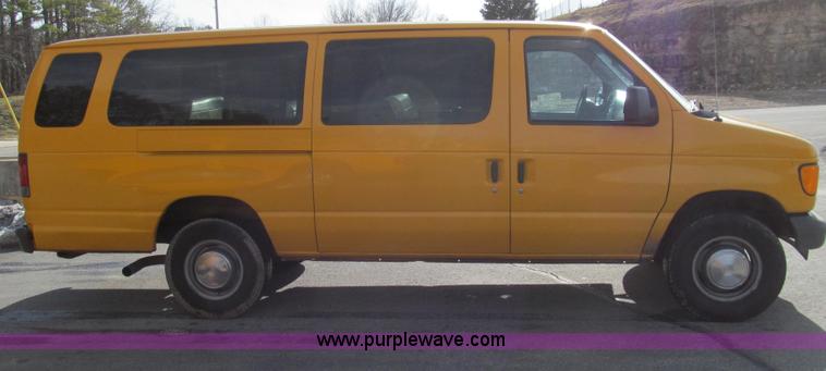 image for item E3647 2005 Ford E350 van