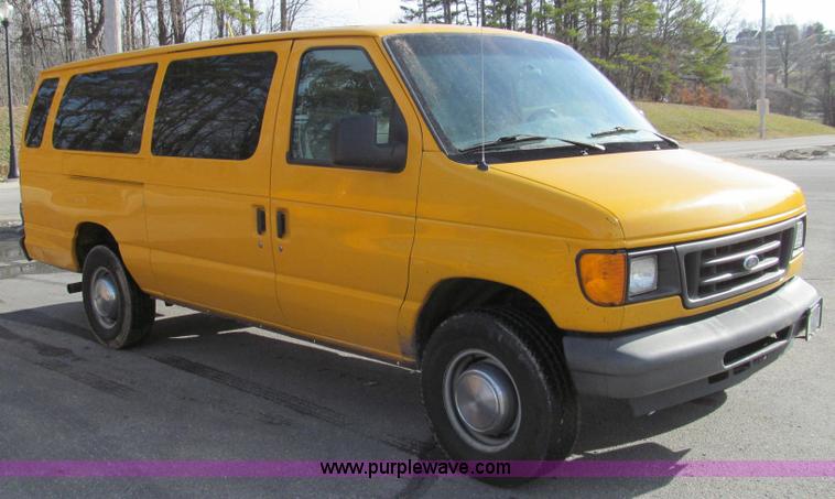 image for item E3647 2005 Ford E350 van