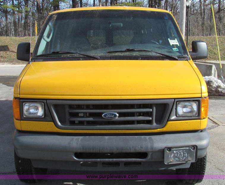 image for item E3647 2005 Ford E350 van