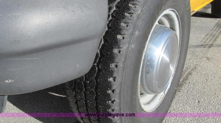 image for item E3647 2005 Ford E350 van