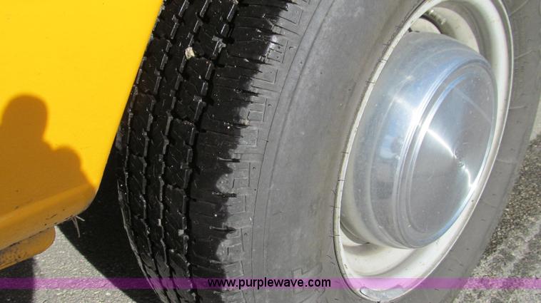 image for item E3647 2005 Ford E350 van