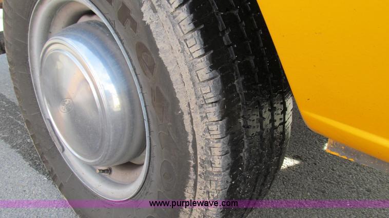 image for item E3647 2005 Ford E350 van