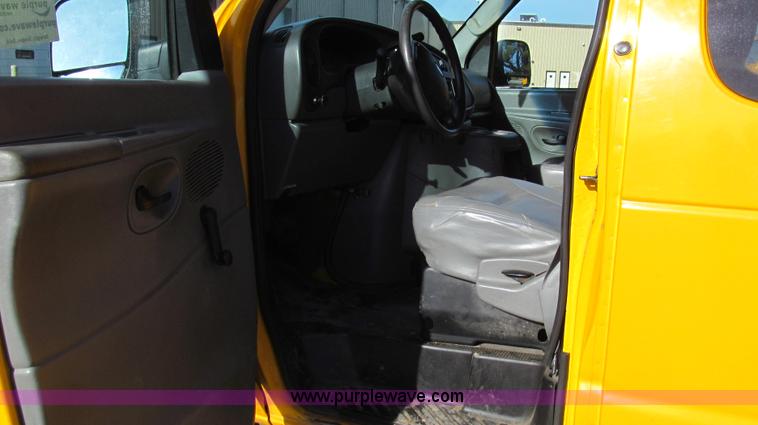 image for item E3647 2005 Ford E350 van