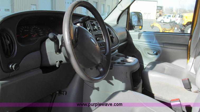 image for item E3647 2005 Ford E350 van