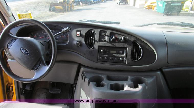 image for item E3647 2005 Ford E350 van