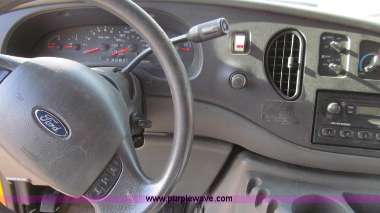 image for item E3647 2005 Ford E350 van