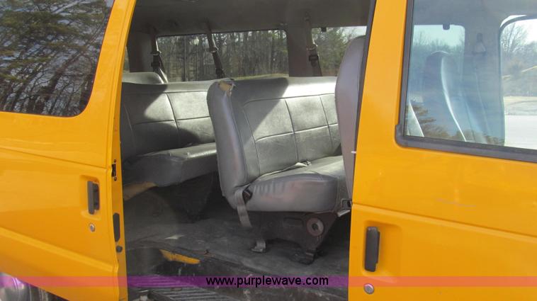 image for item E3647 2005 Ford E350 van
