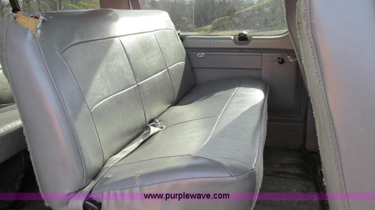 image for item E3647 2005 Ford E350 van