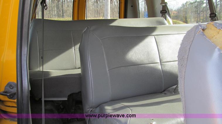 image for item E3647 2005 Ford E350 van