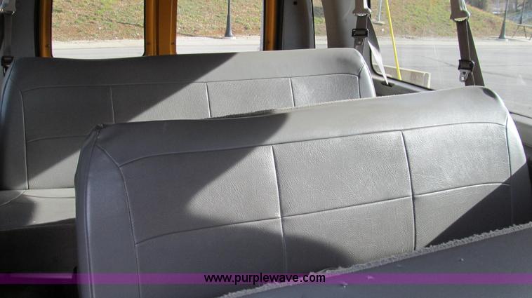 image for item E3647 2005 Ford E350 van