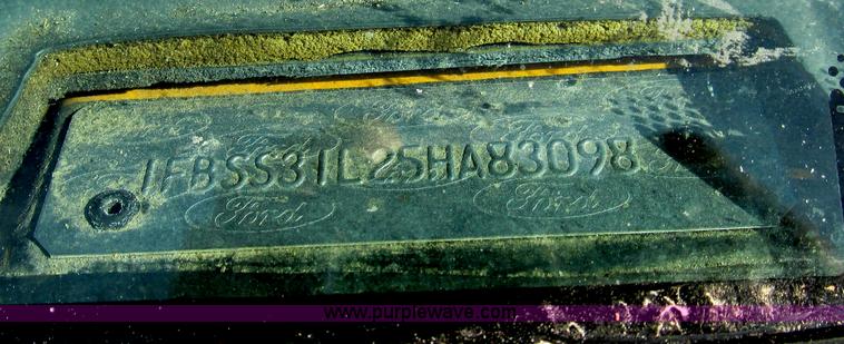 image for item E3647 2005 Ford E350 van