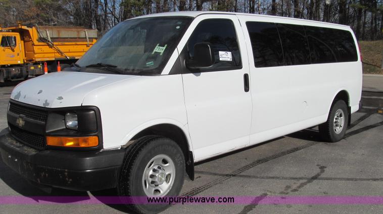image for item E3648 2007 Chevrolet Express G3500 van
