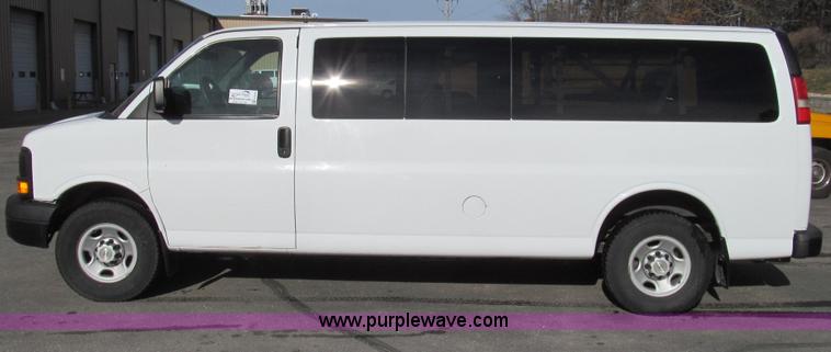 image for item E3648 2007 Chevrolet Express G3500 van