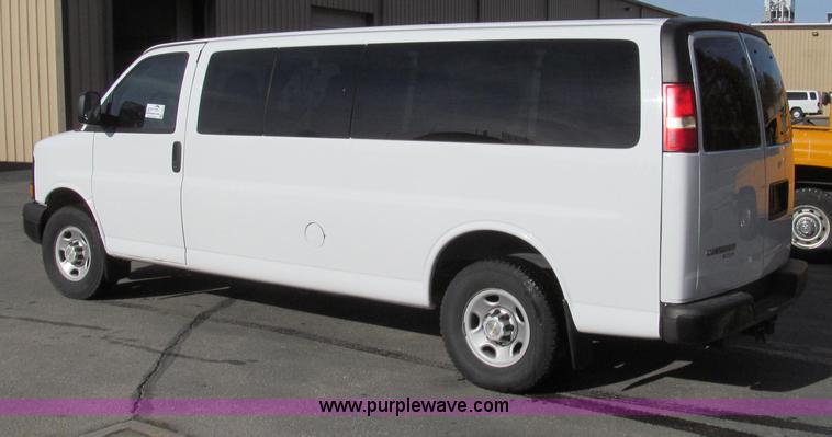image for item E3648 2007 Chevrolet Express G3500 van