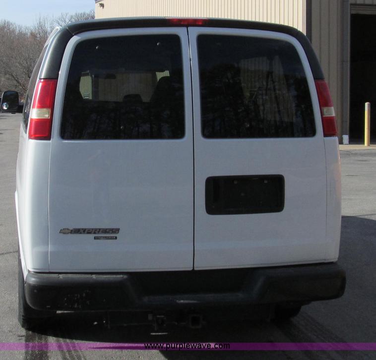 image for item E3648 2007 Chevrolet Express G3500 van