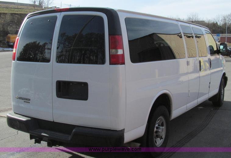 image for item E3648 2007 Chevrolet Express G3500 van