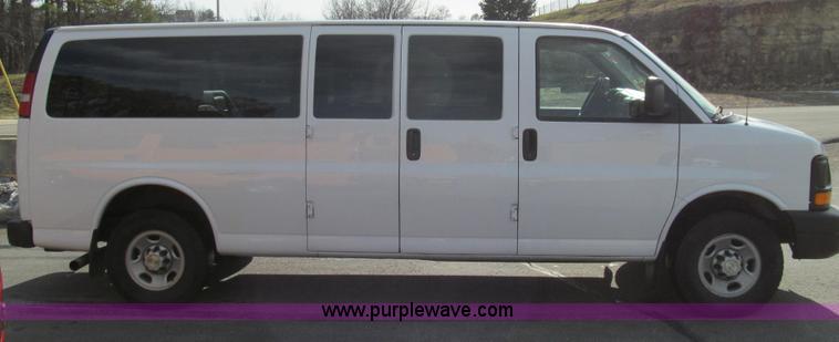 image for item E3648 2007 Chevrolet Express G3500 van