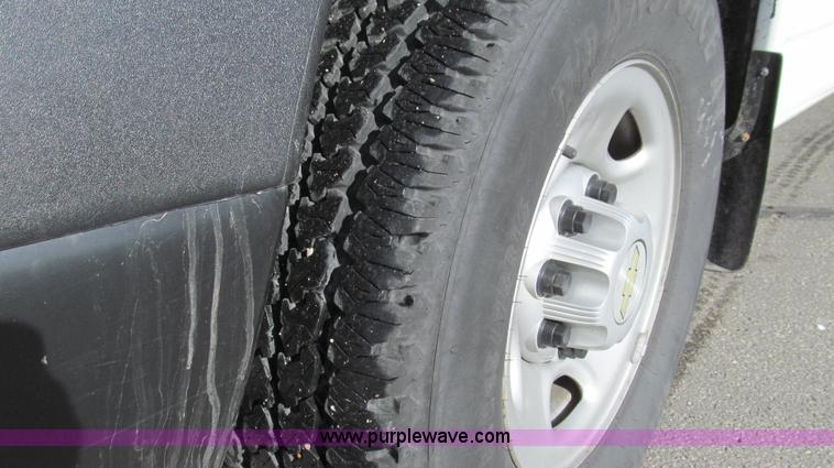 image for item E3648 2007 Chevrolet Express G3500 van