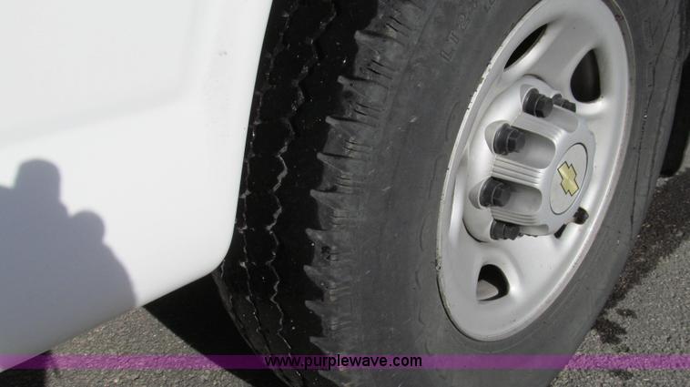 image for item E3648 2007 Chevrolet Express G3500 van
