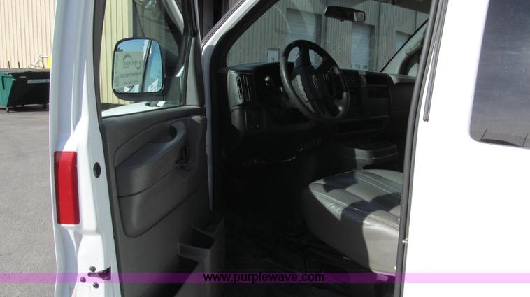 image for item E3648 2007 Chevrolet Express G3500 van