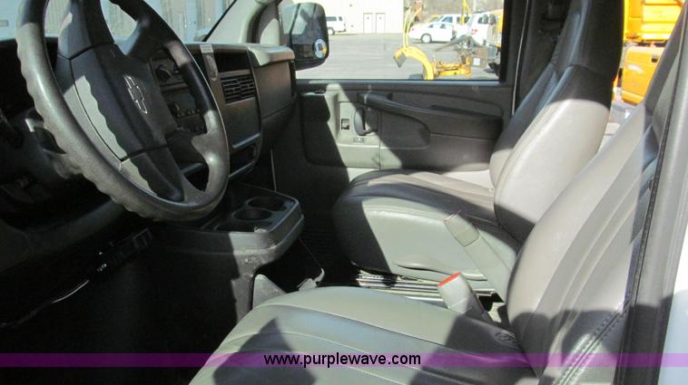 image for item E3648 2007 Chevrolet Express G3500 van