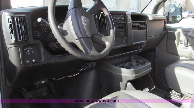 image for item E3648 2007 Chevrolet Express G3500 van