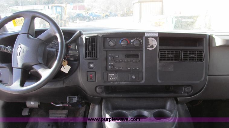 image for item E3648 2007 Chevrolet Express G3500 van