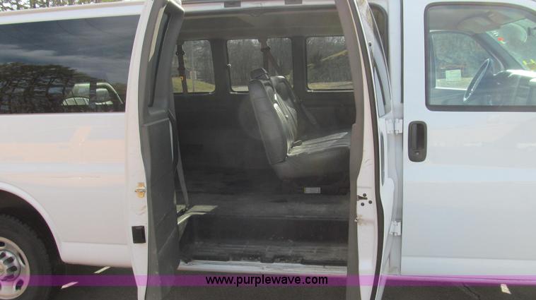 image for item E3648 2007 Chevrolet Express G3500 van
