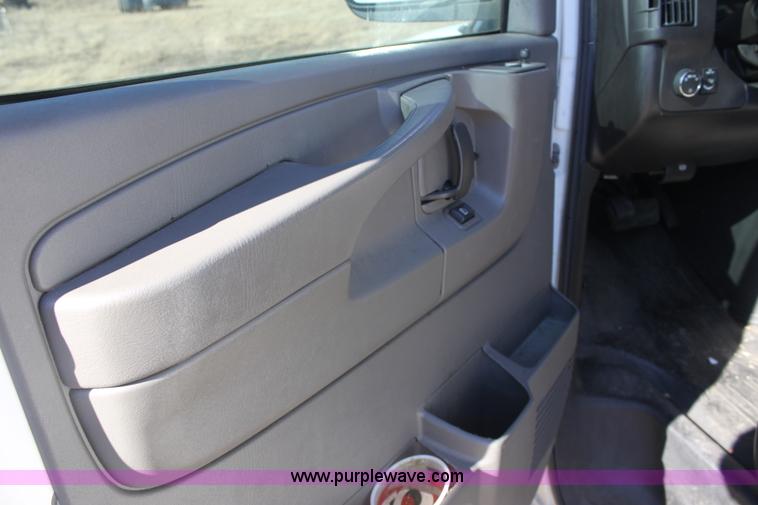 image for item E8374 2009 Chevrolet Express 3500 van