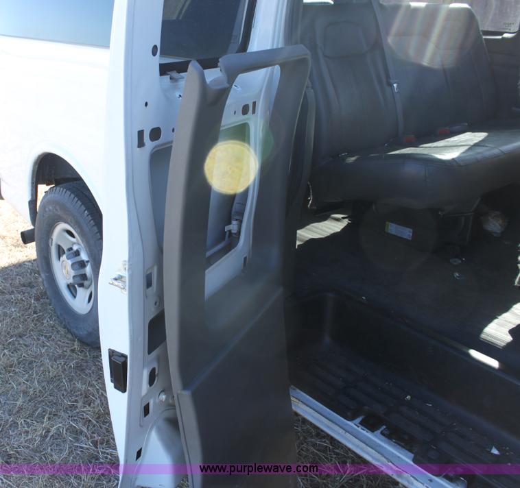 image for item E8374 2009 Chevrolet Express 3500 van