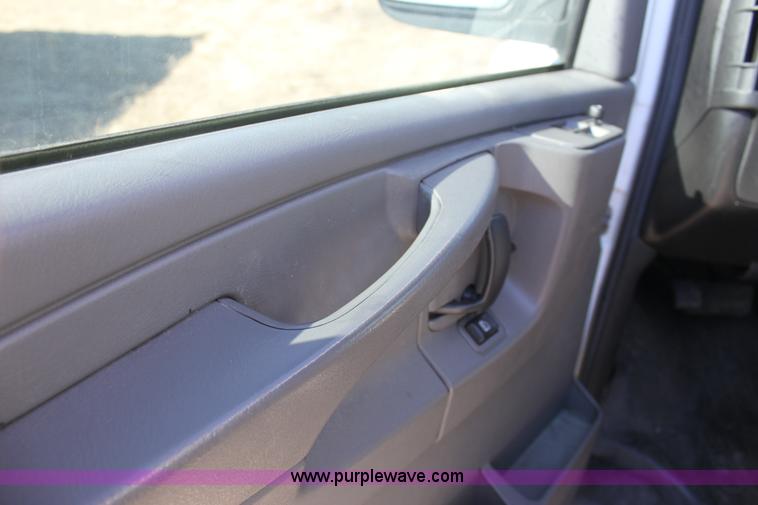 image for item E8374 2009 Chevrolet Express 3500 van
