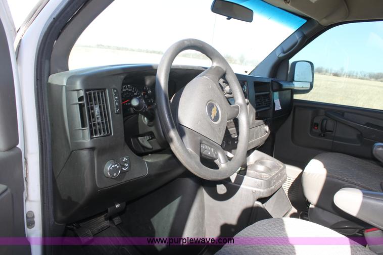 image for item E8374 2009 Chevrolet Express 3500 van