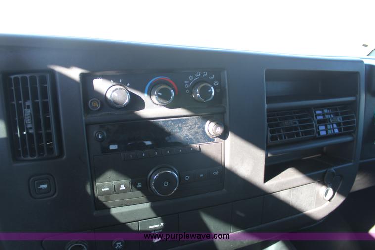 image for item E8374 2009 Chevrolet Express 3500 van