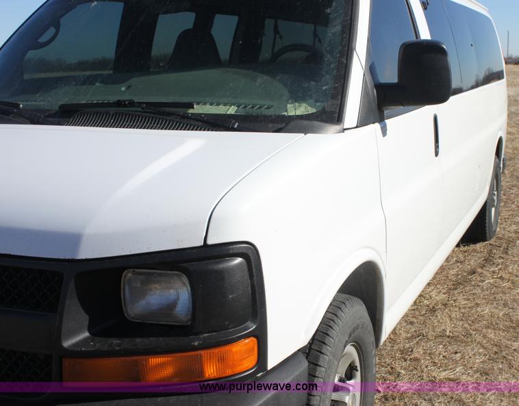 image for item E8374 2009 Chevrolet Express 3500 van