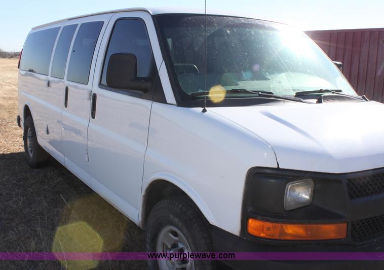 image for item E8374 2009 Chevrolet Express 3500 van