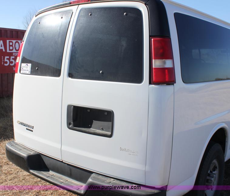 image for item E8374 2009 Chevrolet Express 3500 van