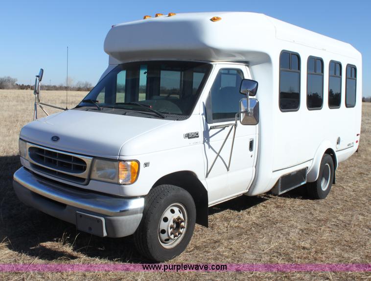 image for item E8376 2001 Ford Econoline E350 Super Duty bus