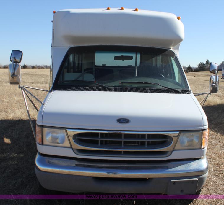 image for item E8376 2001 Ford Econoline E350 Super Duty bus