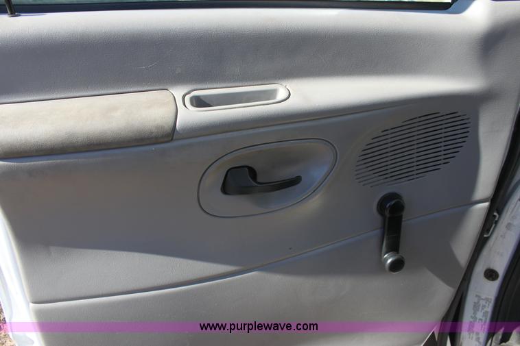 image for item E8376 2001 Ford Econoline E350 Super Duty bus