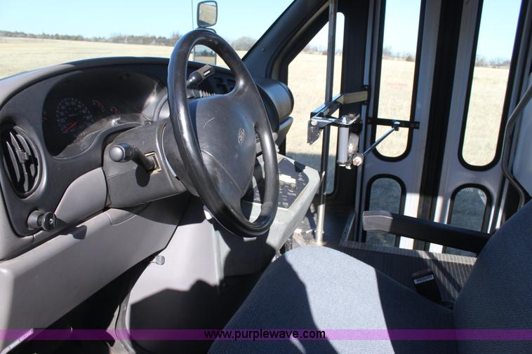 image for item E8376 2001 Ford Econoline E350 Super Duty bus