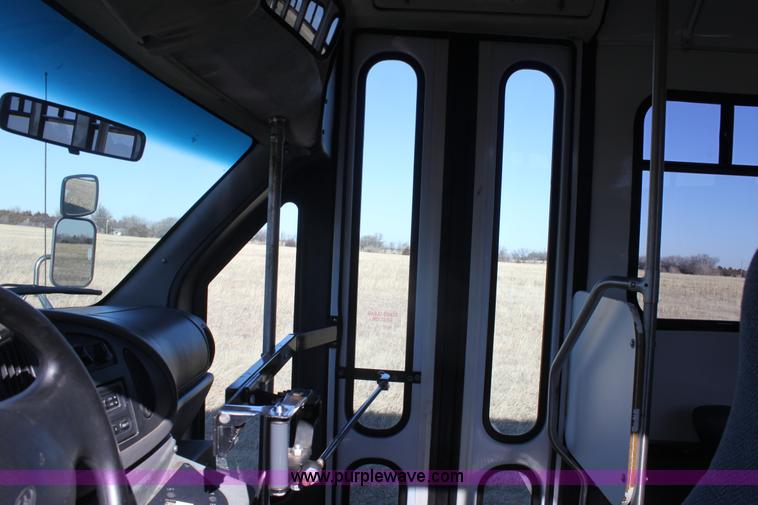 image for item E8376 2001 Ford Econoline E350 Super Duty bus