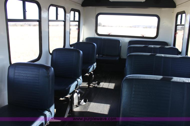 image for item E8376 2001 Ford Econoline E350 Super Duty bus