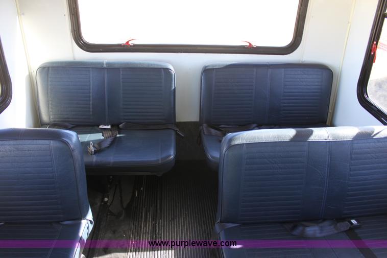 image for item E8376 2001 Ford Econoline E350 Super Duty bus