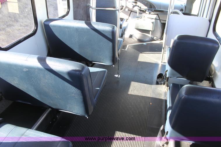 image for item E8376 2001 Ford Econoline E350 Super Duty bus